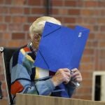 Josef Schutz cubre su cara en una audiencia en Alemania previa al inicio del juicio