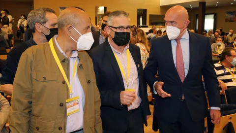 El consejero de Agricultura, Jesús Julio Carnero, conversa con Aurelio Pérez y Lorenzo Rivera, de Coag