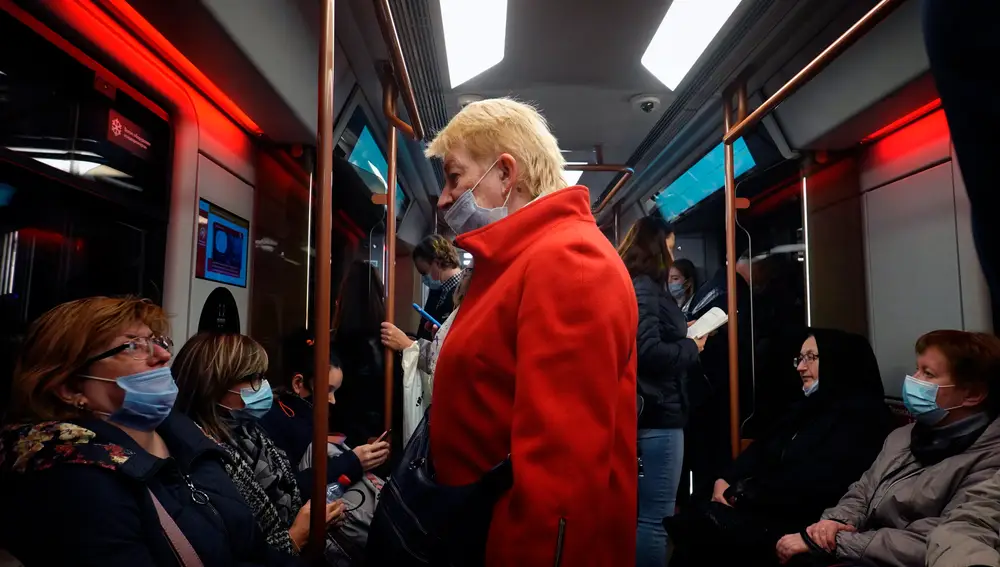 Moscow (Russian Federation), 07/10/2021.- Passengers wearing protective face masks travel on a Metro in Moscow, Russia, 07 October 2021. Russia is facing a new wave of Covid-19 infections, with additional 924 coronavirus-related deaths reported on 07 October bringing the official coronavirus death toll to 213,549. (Rusia, Moscú) EFE/EPA/MAXIM SHIPENKOV