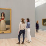 Entre los principales hitos de la exposición figuran el retrato de la Duquesa de Alba (1975) y «La maja vestida» (1800-1807), al fondo de la imagen