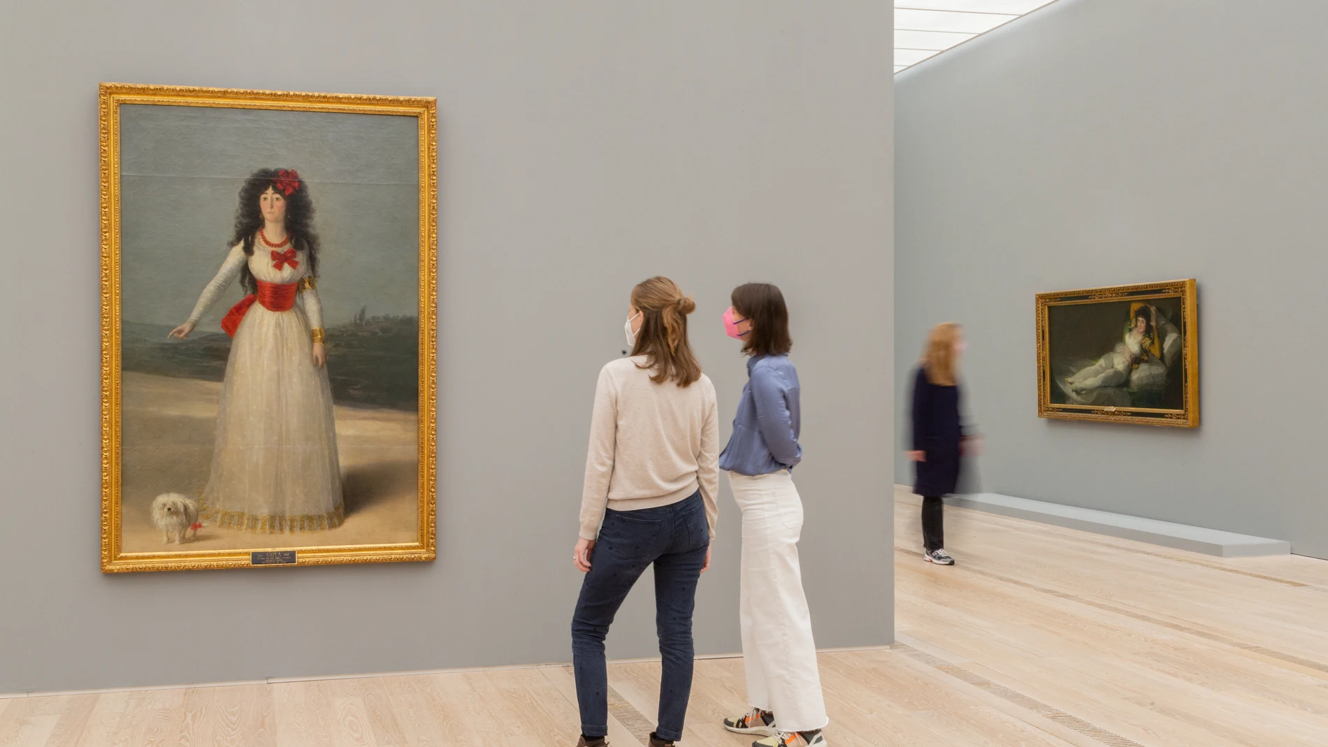 Entre los principales hitos de la exposición figuran el retrato de la Duquesa de Alba (1975) y «La maja vestida» (1800-1807), al fondo de la imagen