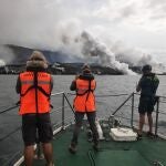 Científicos del Involcan toman medidas de SO2 del delta lávico del volcán de La Palma desde una patrullera de la Guardia Civil. INVOLCAN