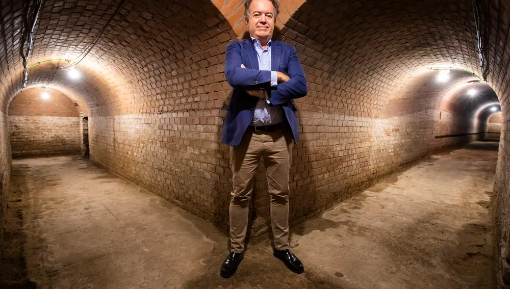 Luis Lafuente, director general de Patrimonio del Ayuntamiento de Madrid, entre dos de los túneles de la galería