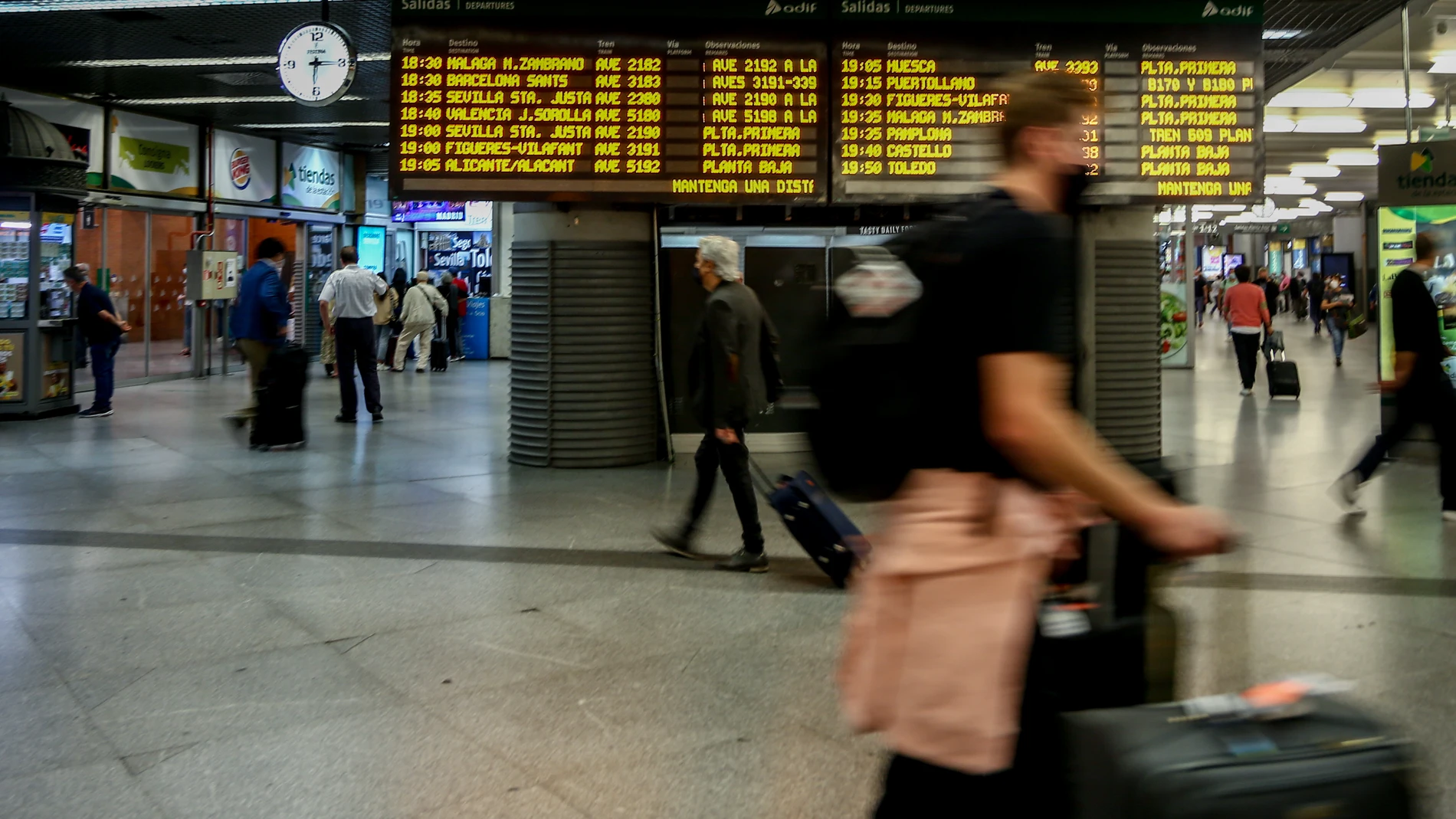 Un panel informativo, en la estación de Madrid-Puerta de Atocha, durante la quinta jornada de huelga de maquinistas de Renfe celebrada hoy