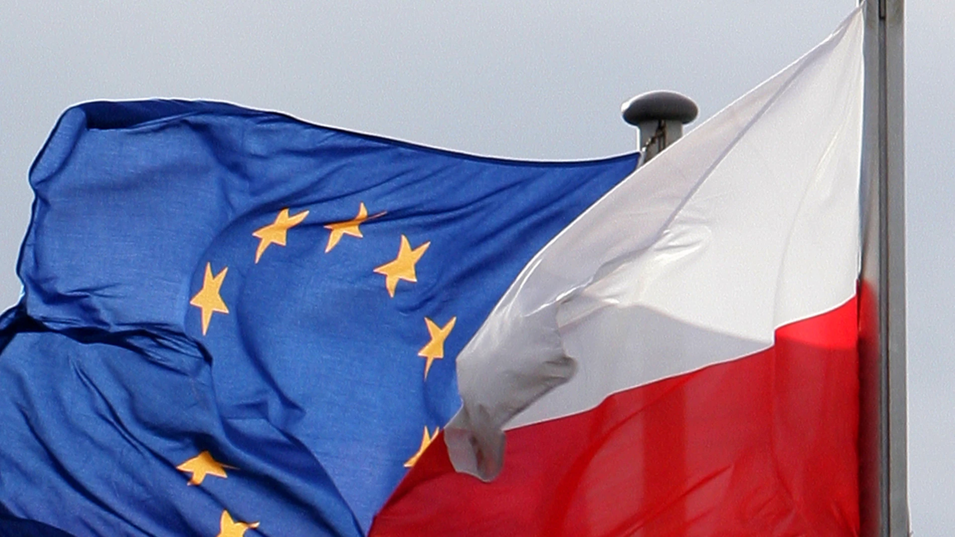 Las banderas de Polonia y la UE