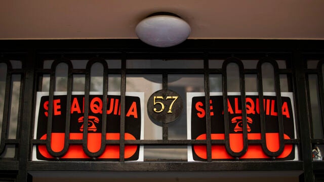 Imagen de dos carteles de se alquila en un portal de Madrid