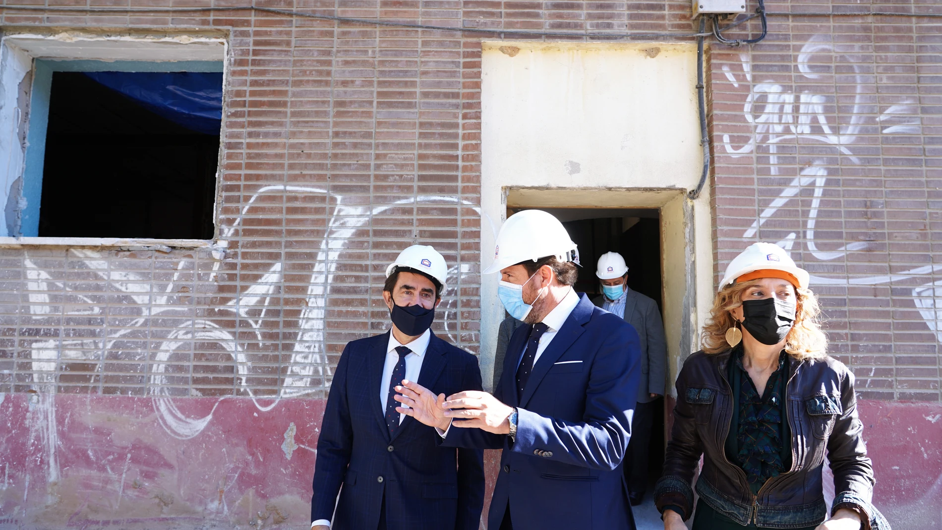 El consejero de Fomento y Medio Ambiente, Juan Carlos Suárez-Quiñones, visita las obras de la promoción del Edificio de Puente Colgante de Valladolid de 63 viviendas de alquiler del parque público de Castilla y León