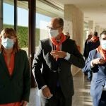 La presidenta de la Federación Salud Mental Castilla y León, Elena Briongos; el presidente de las Cortes Regionales, Luis Fuentes, y el director de la Gerencia Regional de Sanidad, Manuel Mitadiel, participan en un acto con motivo del Día Mundial de la Salud Mental.