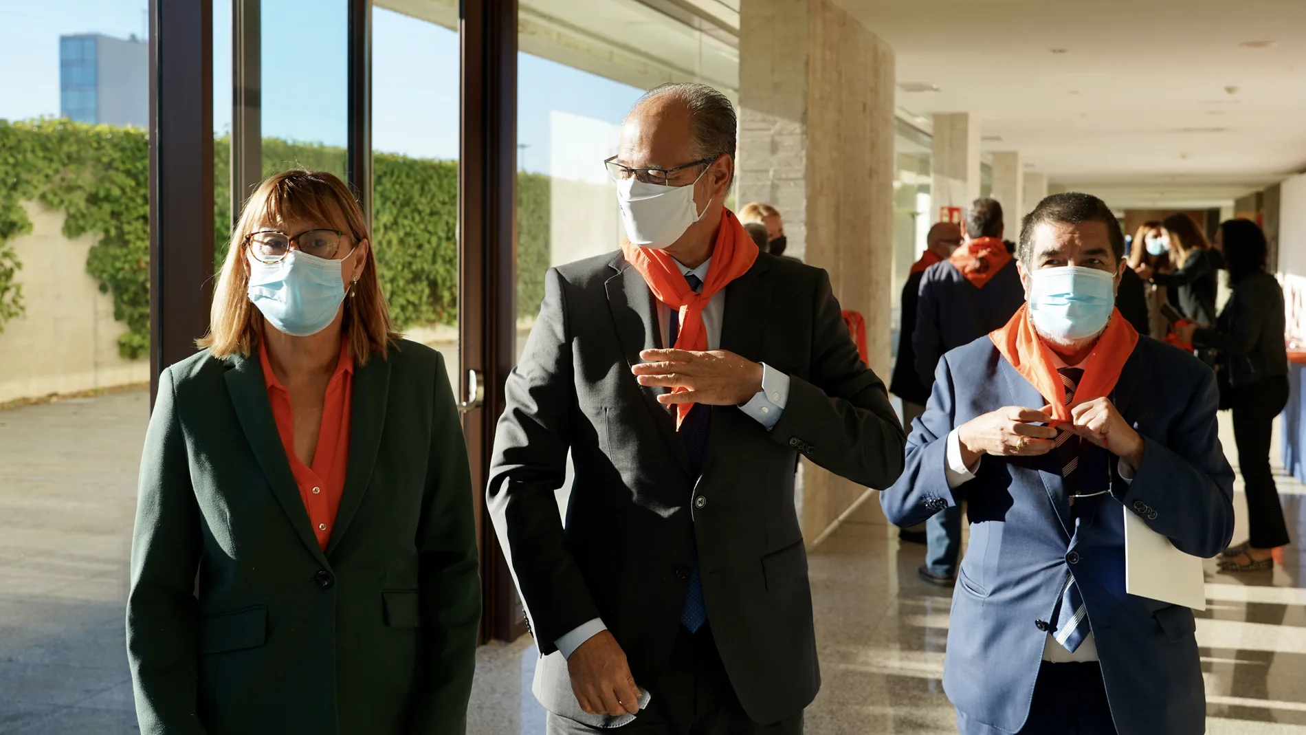 La presidenta de la Federación Salud Mental Castilla y León, Elena Briongos; el presidente de las Cortes Regionales, Luis Fuentes, y el director de la Gerencia Regional de Sanidad, Manuel Mitadiel, participan en un acto con motivo del Día Mundial de la Salud Mental.