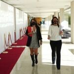 Las procuradoras socialistas Ana Sánchez y Patricia Gómez, en los pasillos de las Cortes antes de atender a la prensa