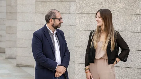 Julia Calvet Puig de S'Ha Acabat junto al profesor Rafa Arenas