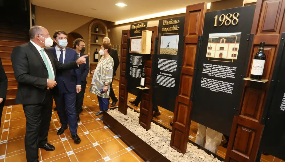 El presidente de la Junta de Castilla y León, Alfonso Fernández Mañueco, asiste a la presentación de 'Esencia Matarromera' junto al bodeguero Carlos Moro