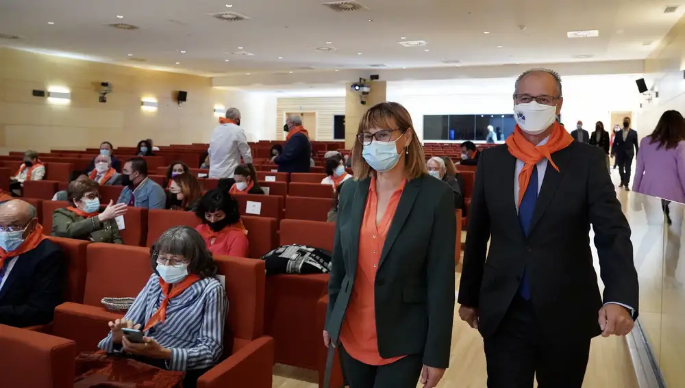 La presidenta de la Federación Salud Mental Castilla y León, Elena Briongos; el presidente de las Cortes Regionales, Luis Fuentes, y el director de la Gerencia Regional de Sanidad, Manuel Mitadiel Martínez, participan en un acto con motivo del Día Mundial de la Salud Mental.