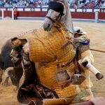 El toro derriba a un picador en Las Ventas