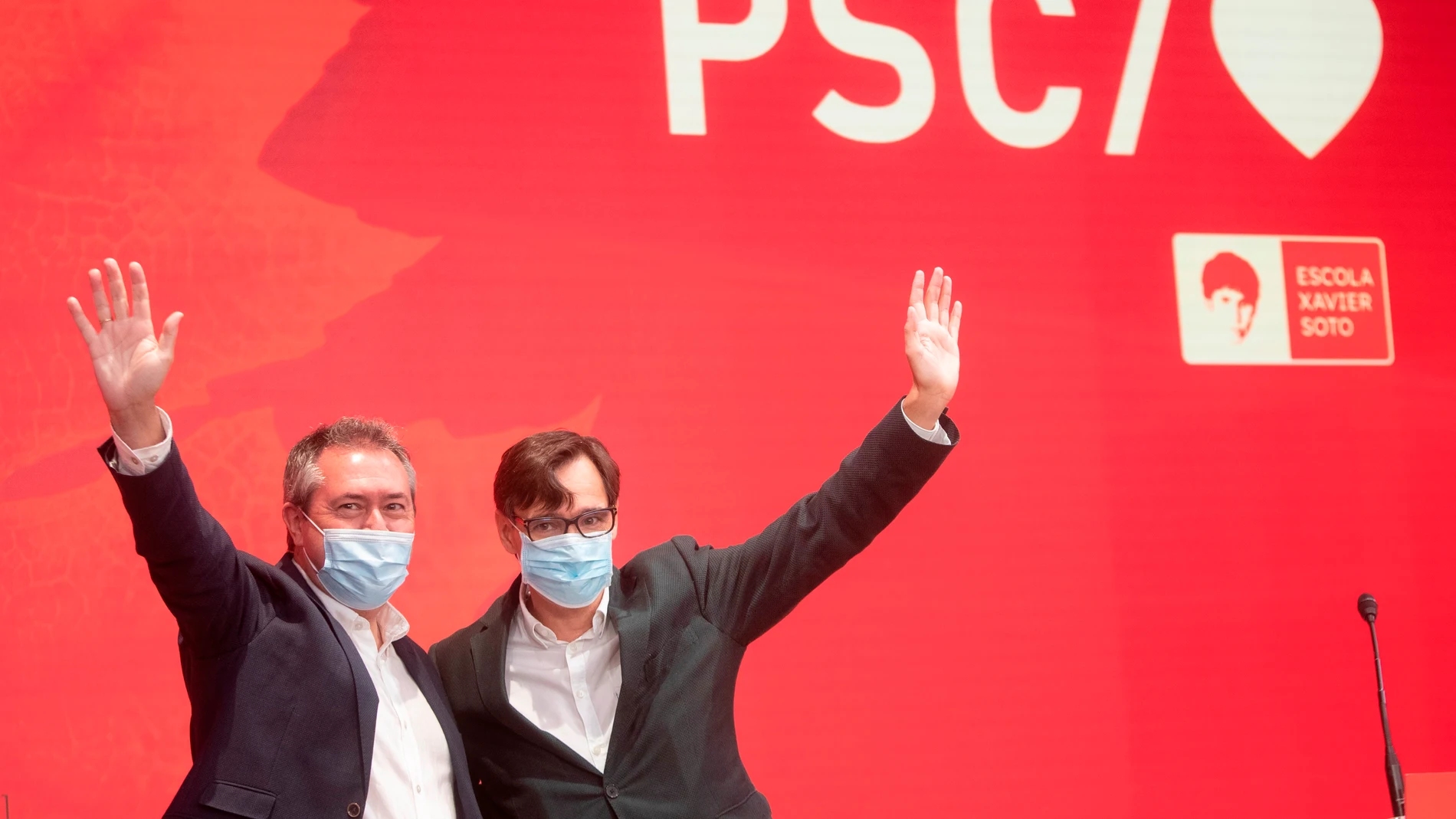 GRAF8873. BARCELONA, 09/10/2021.- El líder del PSC en el Parlament, Salvador Illa, clausura la Escuela de Verano del PSC, junto al alcalde de Sevilla y candidato del PSOE a la presidencia de la Junta de Andalucía, Juan Espadas (i), este sábado en Barcelona