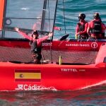 El equipo español celebra su victoria en la segunda regata durante el Campeonato Spain Sail Grand Prix | Andalucía - Cádiz que se disputa este fin de semana en aguas de la bahía gaditana