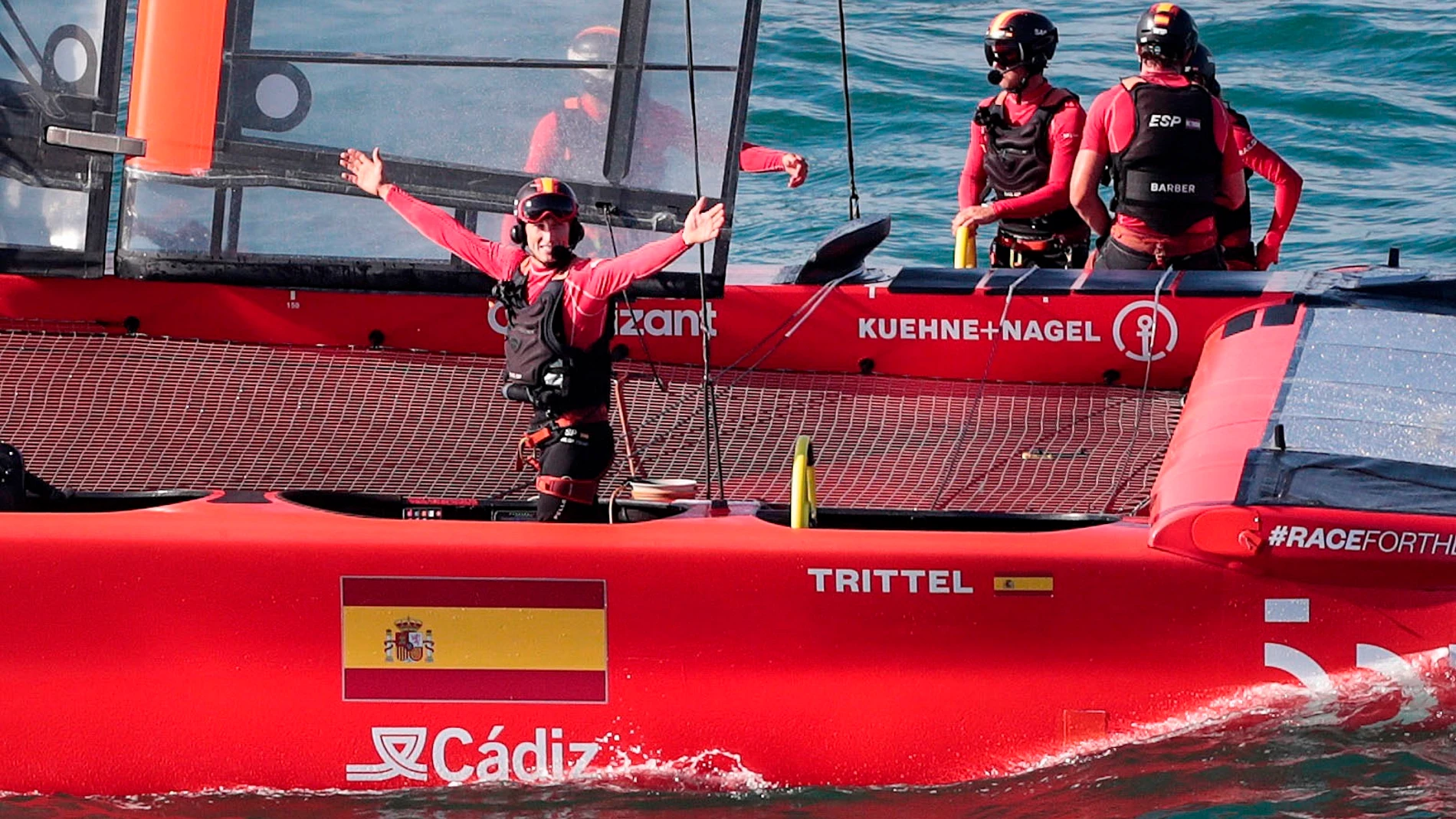 El equipo español celebra su victoria en la segunda regata durante el Campeonato Spain Sail Grand Prix | Andalucía - Cádiz que se disputa este fin de semana en aguas de la bahía gaditana