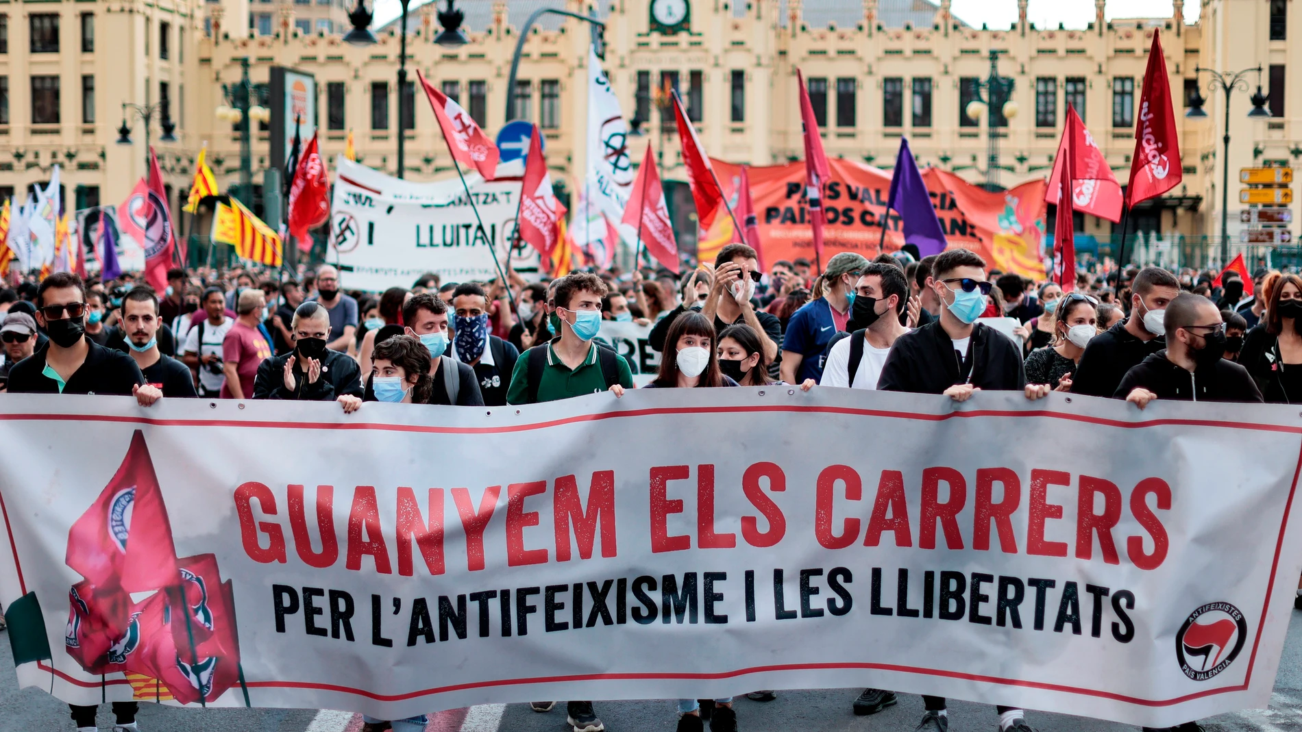 Vista general de la cabecera de la manifestación celebrada por la Comissió 9 d'Octubre, integrada por partidos, sindicatos y otras organizaciones de izquierda, para denunciar la violencia fascista.