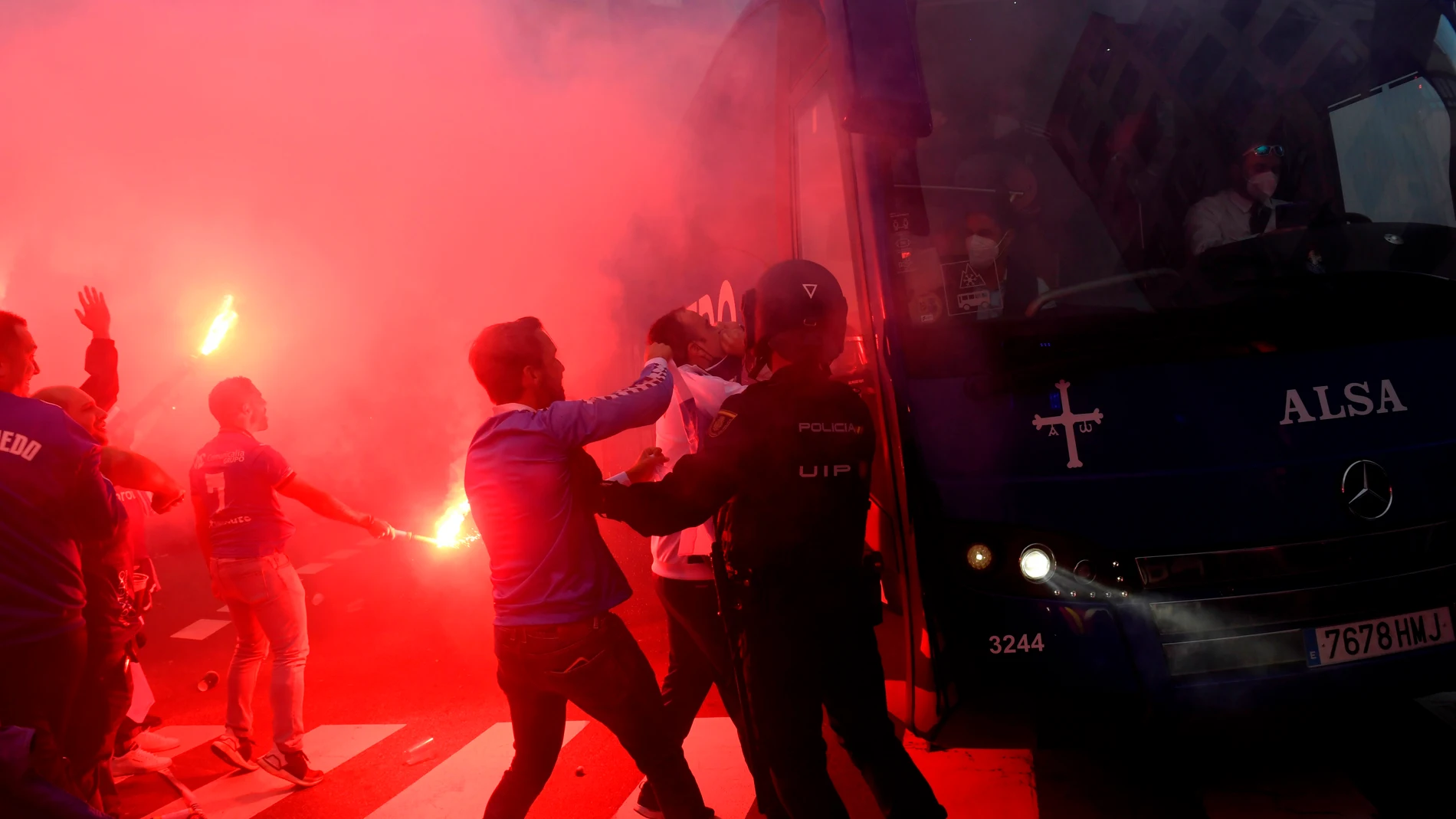Imagen de los incidentes y cargas policiales en el recorrido del autobús del Oviedo