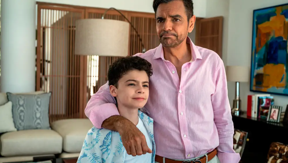 Fotograma de &quot;Acapulco&quot; donde aparece el actor mexicano Eugenio Derbez y el niño canadiense Raphael Alejandro