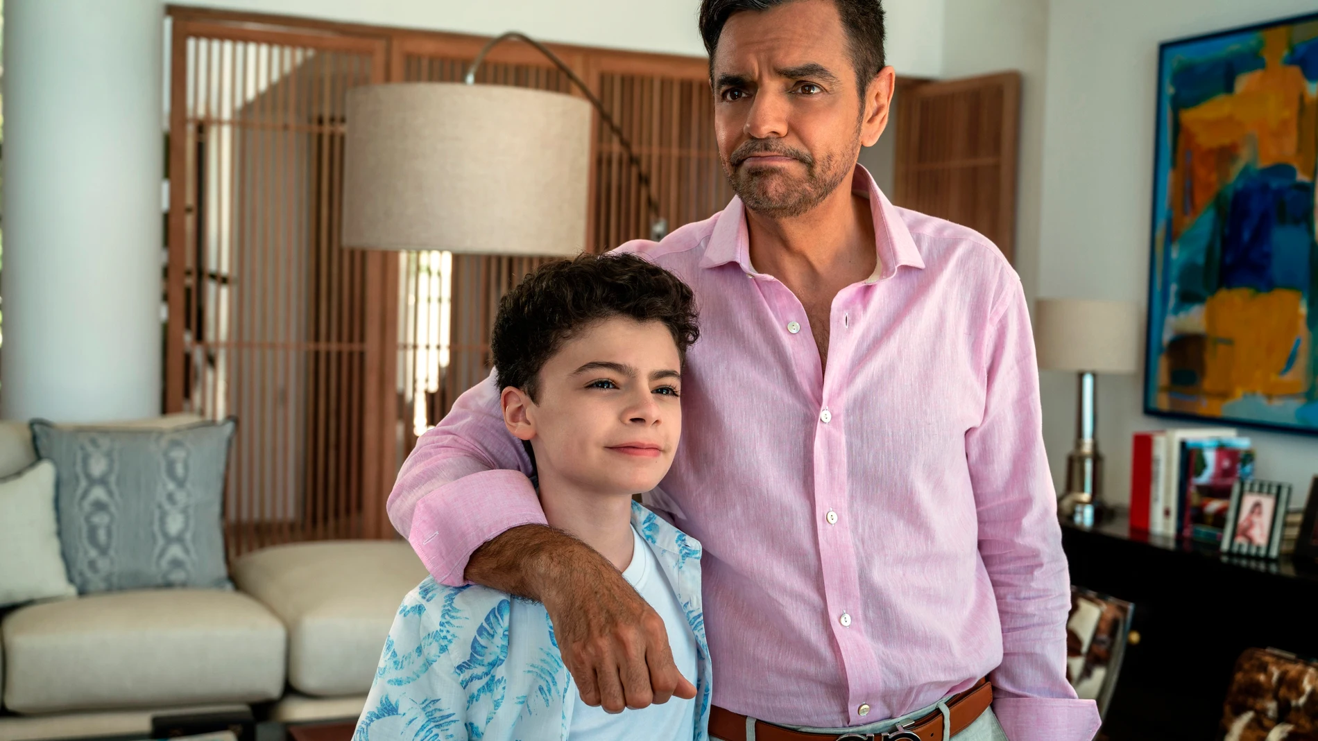 Fotograma de "Acapulco" donde aparece el actor mexicano Eugenio Derbez y el niño canadiense Raphael Alejandro