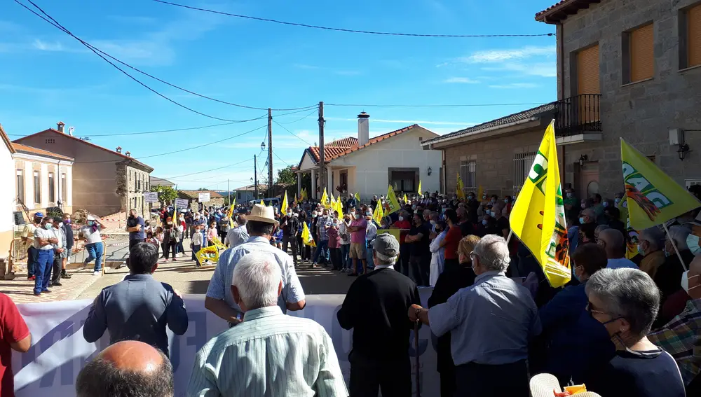 Unas 300 personas participan en una manifestación en Villardeciervos (Zamora) para reclamar los servicios rurales médicos previos a la pandemia