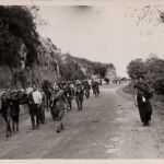 Tropas de la 4.ª Brigada Navarra avanzan por la carretera de Llanes tras romper el frente de Asturias, 2 de septiembre de 1937.
