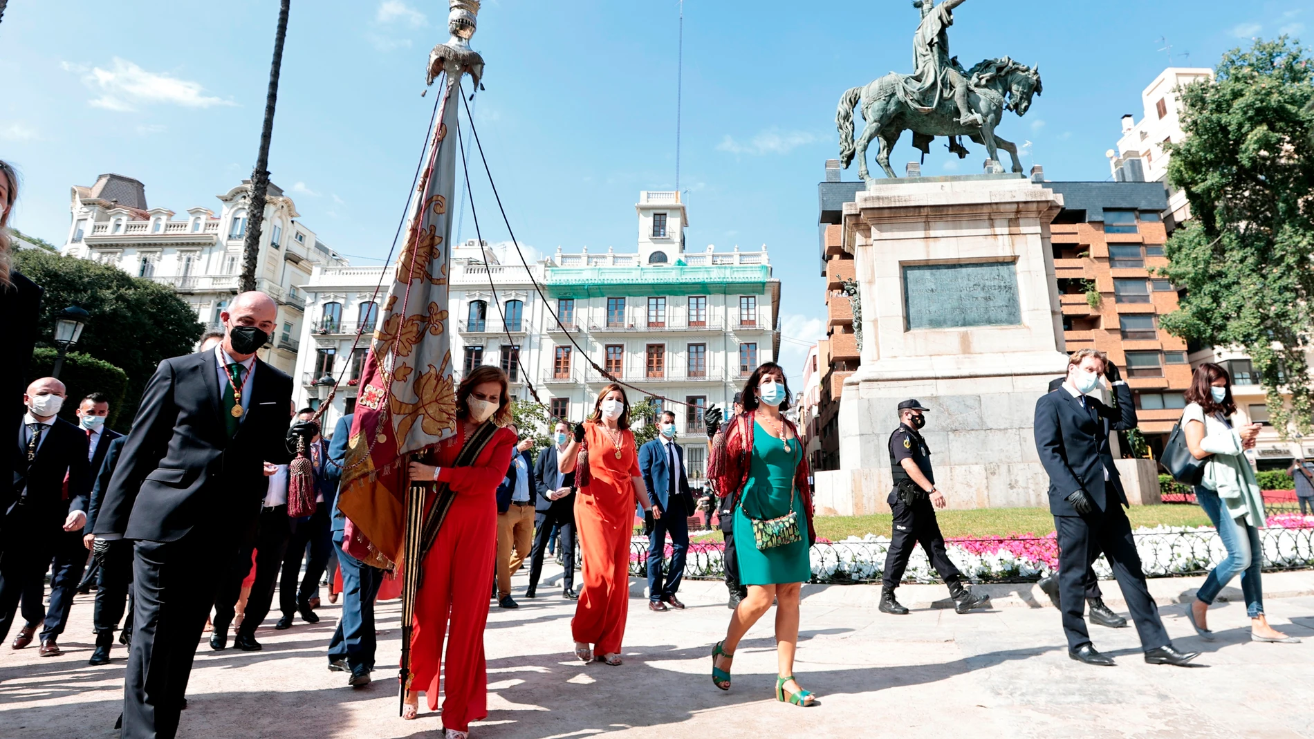 Vista general del traslado de la senyera valenciana a su paso junto a la estatua del Rey Jaime I durante la procesión cívica de este sábado en la que se celebra el 9 d'Octubre, simbólica fecha fundacional del pueblo valenciano.