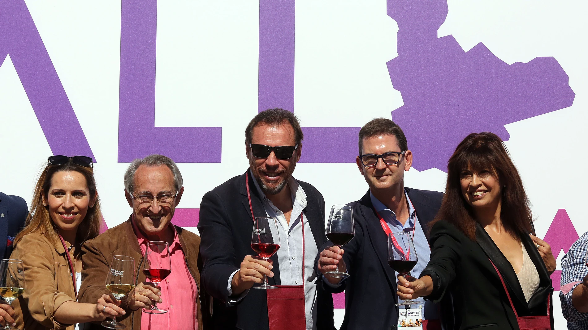 Inauguración de Valladolid, Plaza Mayor del Vino 2021, con el brindis de Óscar Puente y Ana Redondo, entre otros