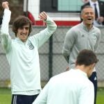Luis Enrique se ríe, con Bryan Gil delante, en el último entrenamiento de la selección antes de la final de la Liga de Naciones