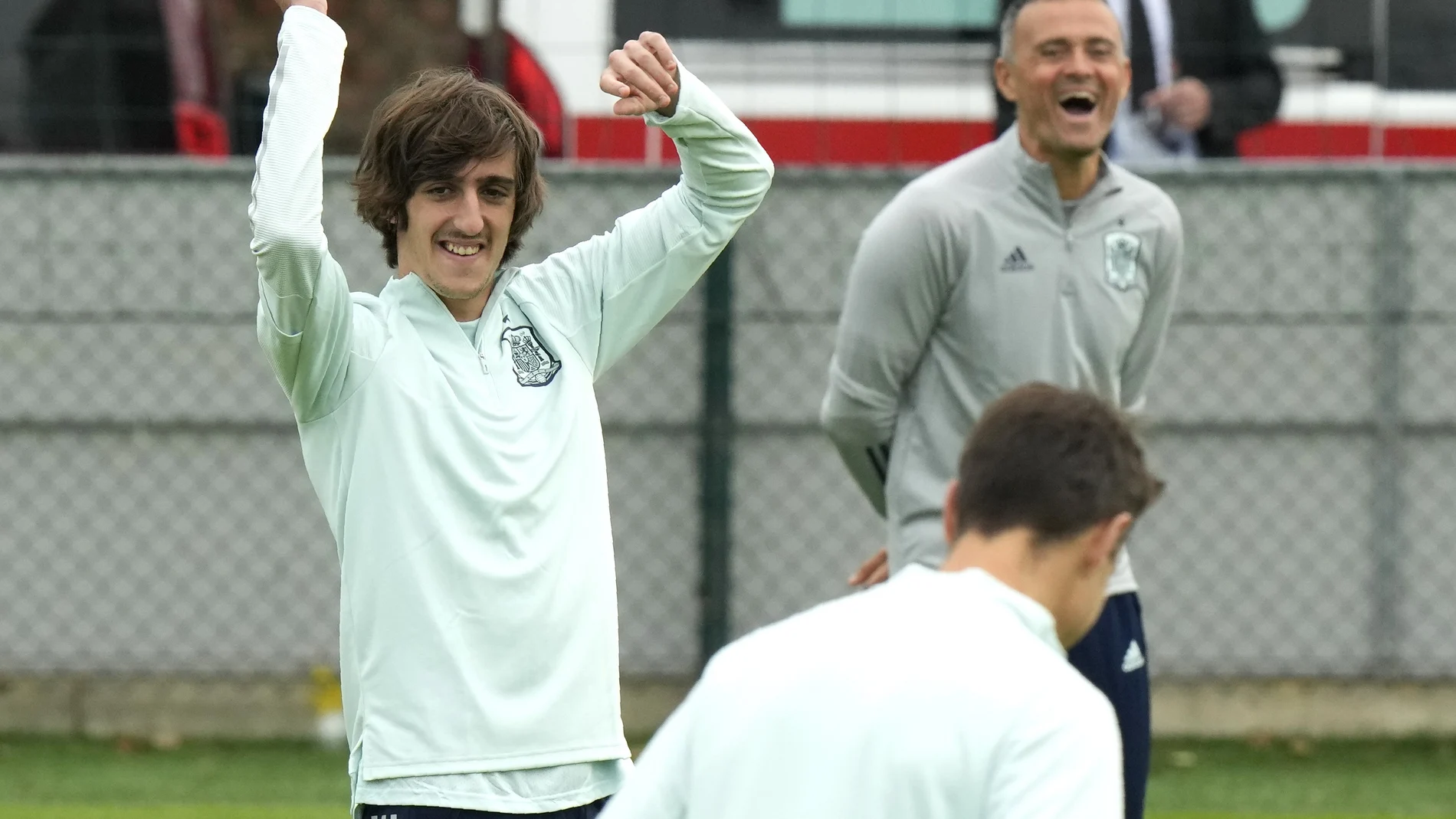 Luis Enrique se ríe, con Bryan Gil delante, en el último entrenamiento de la selección antes de la final de la Liga de Naciones