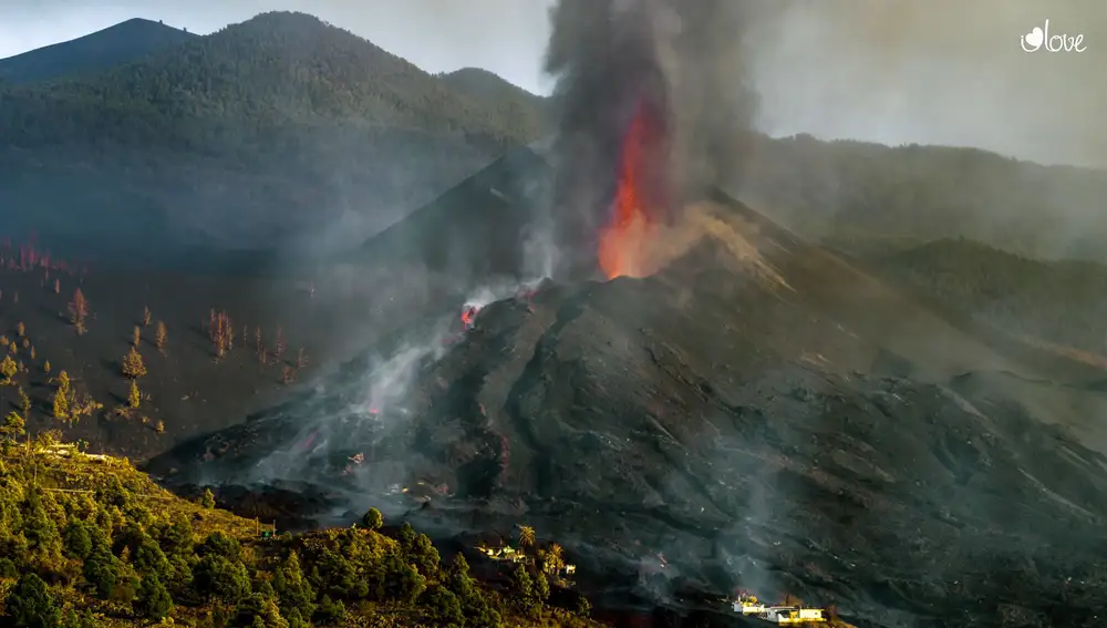El volcán sigue expulsando lava con fuerta, aunque con una altura de 2 sobre 8.