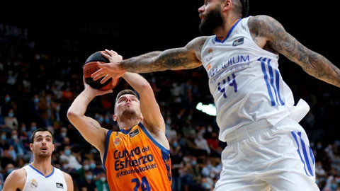 Martin Hermannsson intenta anotar ante la defensa de Taylor