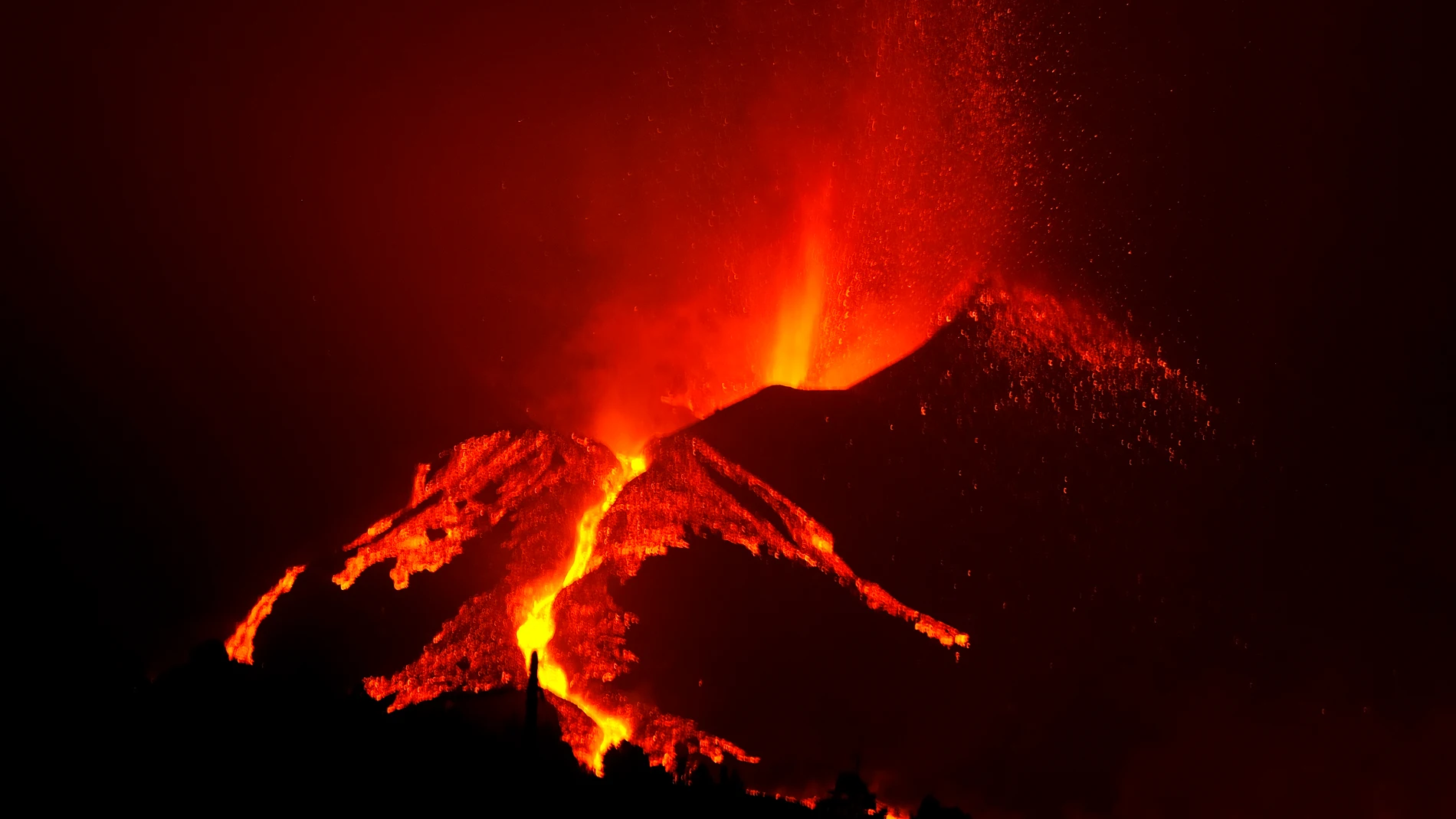 Una de las bocas eruptivas del volcán de Cumbre Vieja