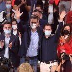 El presidente del Gobierno y secretario general del PSOE, Pedro Sánchez, junto a Luis Tudanca interviene en un acto público en Ponferrada