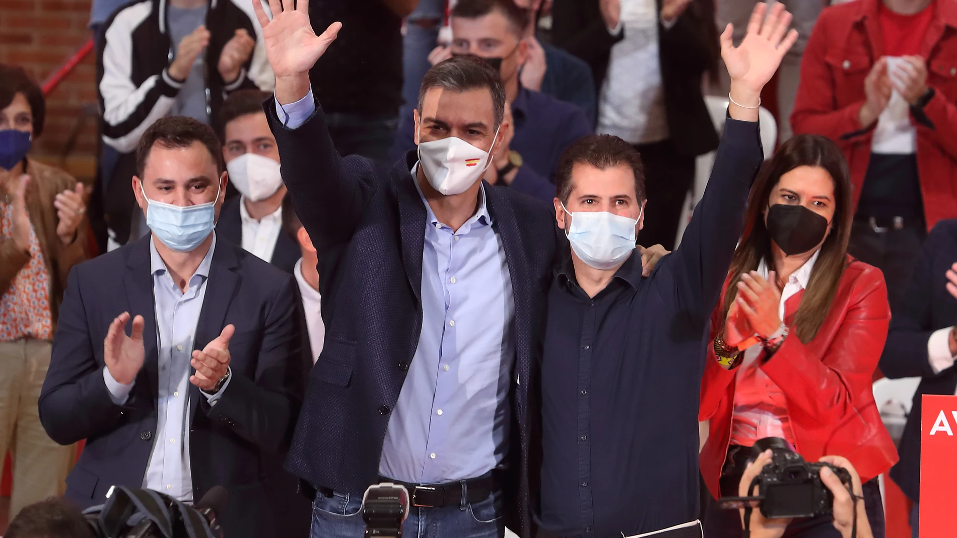 El presidente del Gobierno y secretario general del PSOE, Pedro Sánchez, junto a Luis Tudanca interviene en un acto público en Ponferrada