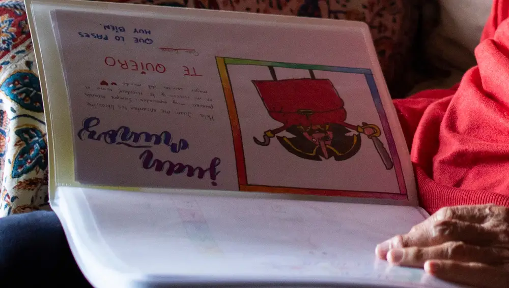 Dibujos y cartas que los niños le envían al autor de libros infantiles Juan Muñoz