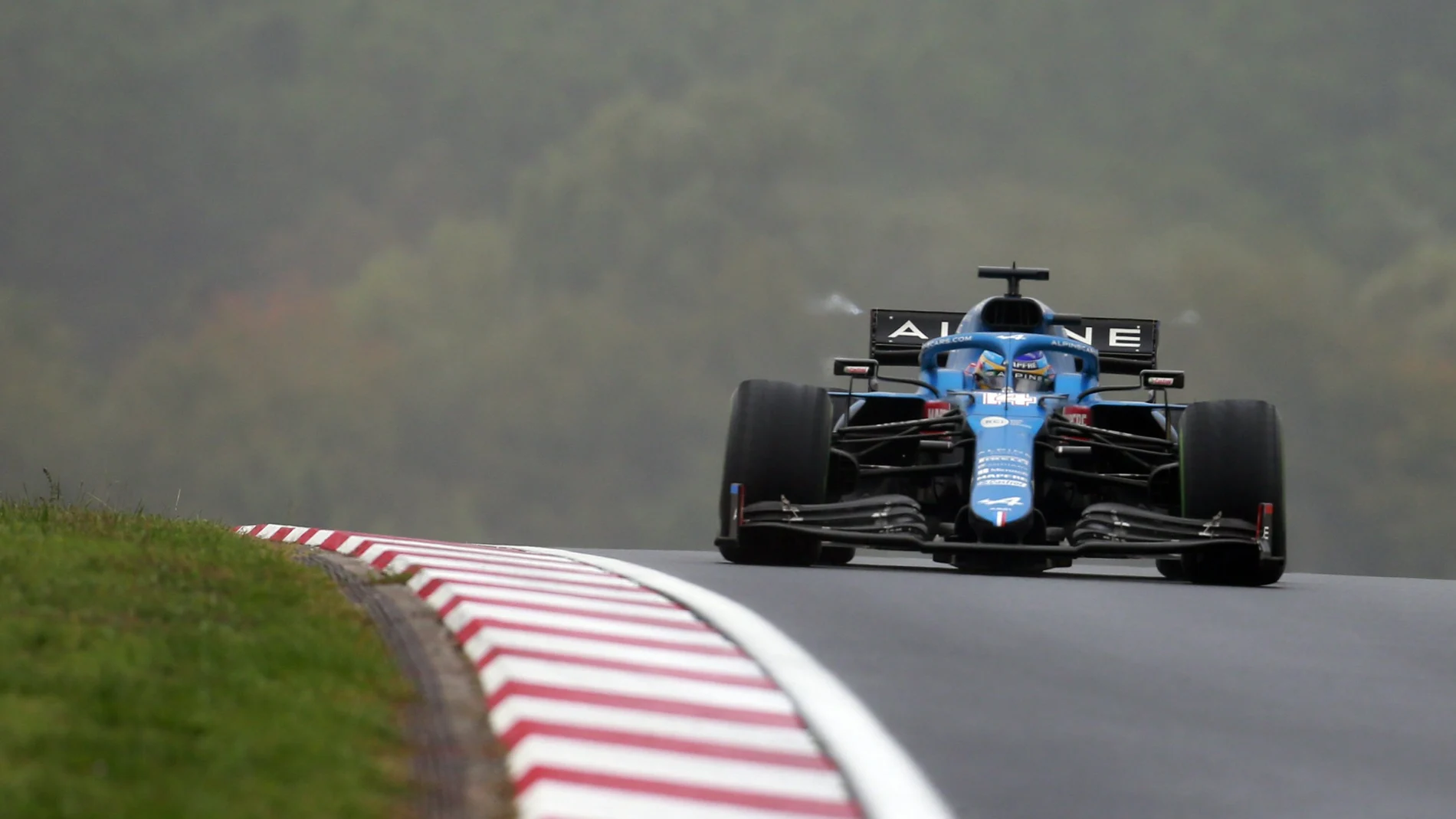 Fernando Alonso, con su Alpine, durante el Gran Premio de Turquía de F1.