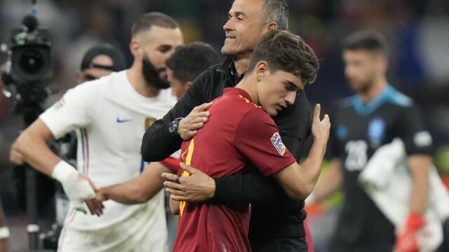 Luis Enrique abraza a Gavi a la conclusión del partido ante Francia