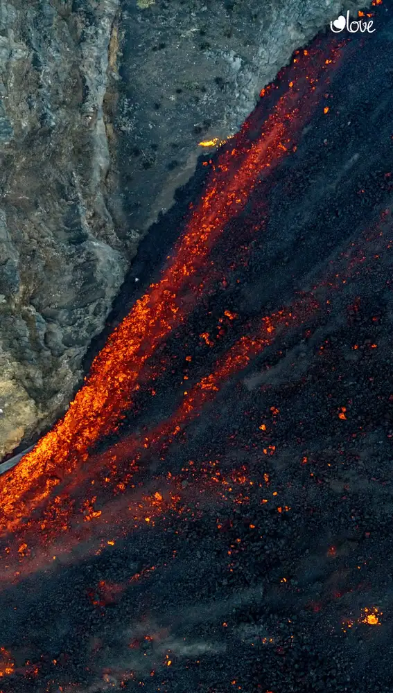El volcán ha aumentado la velocidad de expulsión de lava, que en 24 horas cubrió 21 hectáreas de terreno