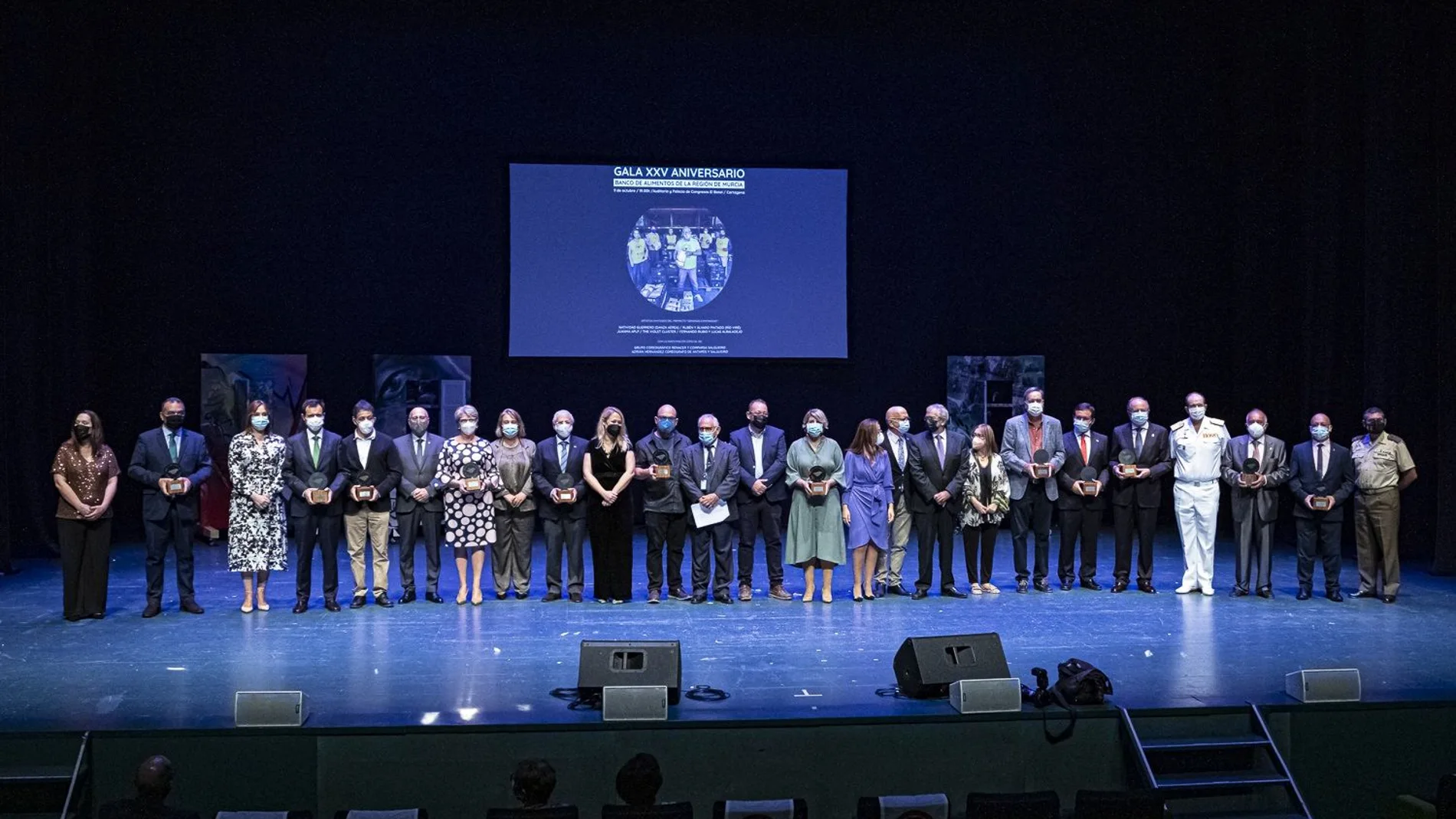 Foto de familia de los premiados en la gala del 25 aniversario de la fundación del Banco de Alimentos de la Región de Murcia