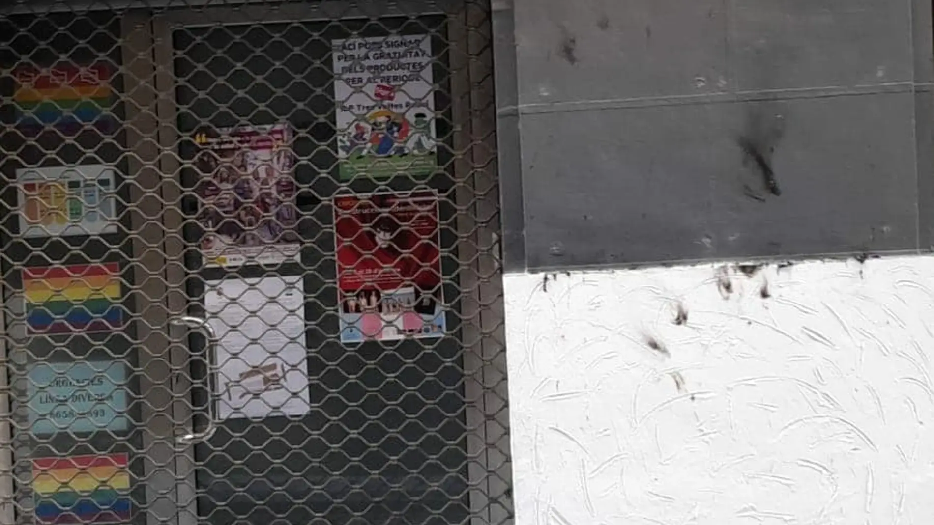 Imagen de la entrada con restos de la zona quemada en la entrada a la oficina de Ponts D'Igualtat, la asociación LGTBI de Alcoi (Alicante)