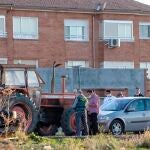 Efectivos de la Guardia Civil inspeccionan el tractor del que esta tarde ha caído una niña de 11 años, siendo atropellada y falleciendo en el momento, en la localidad vallisoletana de Tordesillas. EFE/NACHO GALLEGO