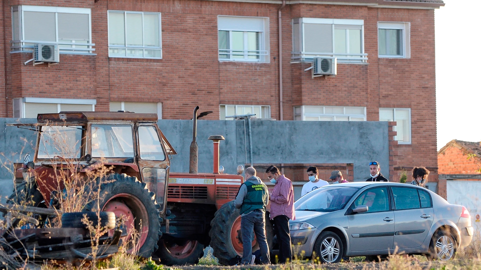 Efectivos de la Guardia Civil inspeccionan el tractor del que esta tarde ha caído una niña de 11 años, siendo atropellada y falleciendo en el momento, en la localidad vallisoletana de Tordesillas. EFE/NACHO GALLEGO