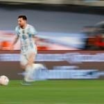 Leo Messi, en acción en el partido contra Uruguay, en el que marcó el primer gol en el triunfo de Argentina por 3-0