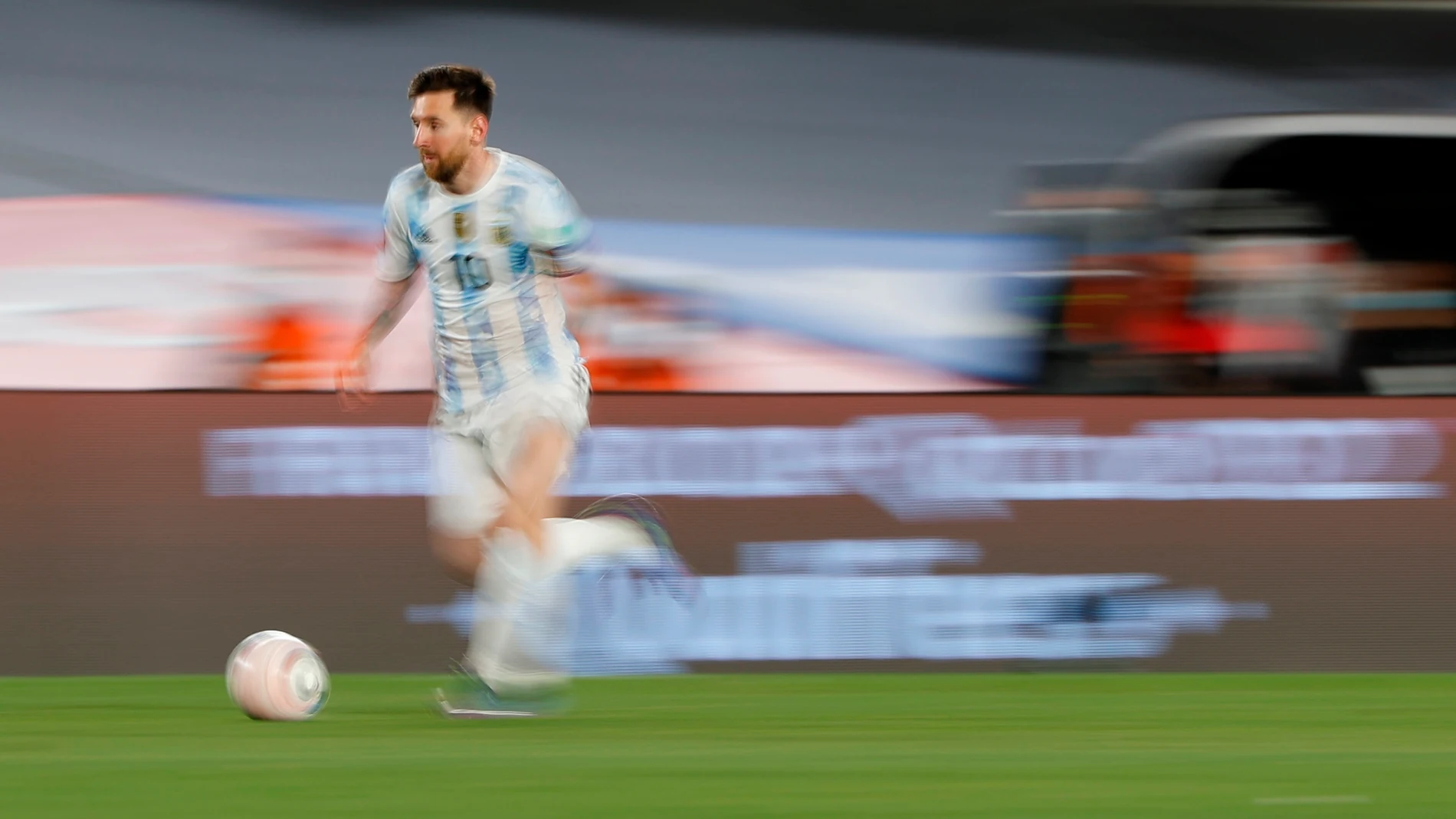 Leo Messi, en acción en el partido contra Uruguay, en el que marcó el primer gol en el triunfo de Argentina por 3-0