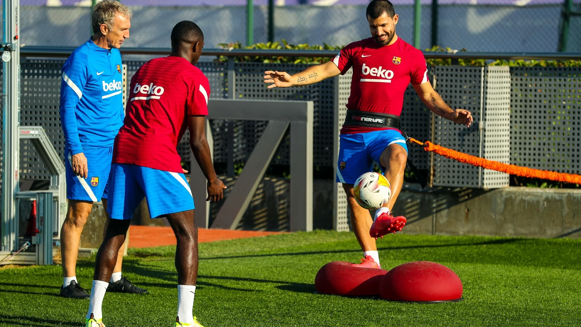 Ousmane Dembélé y Sergio 'Kun' Agüero ya se entrenan con el grupo en el FC Barcelona