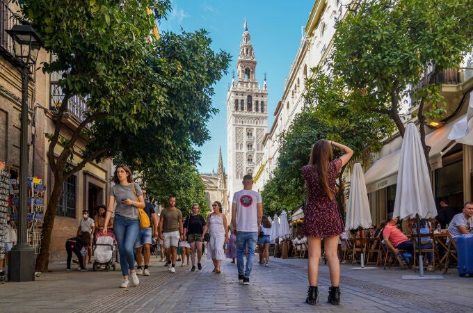 Gran cantidad de turistas por el entorno de la Catedral de Sevilla. Eduardo Briones / Europa Press