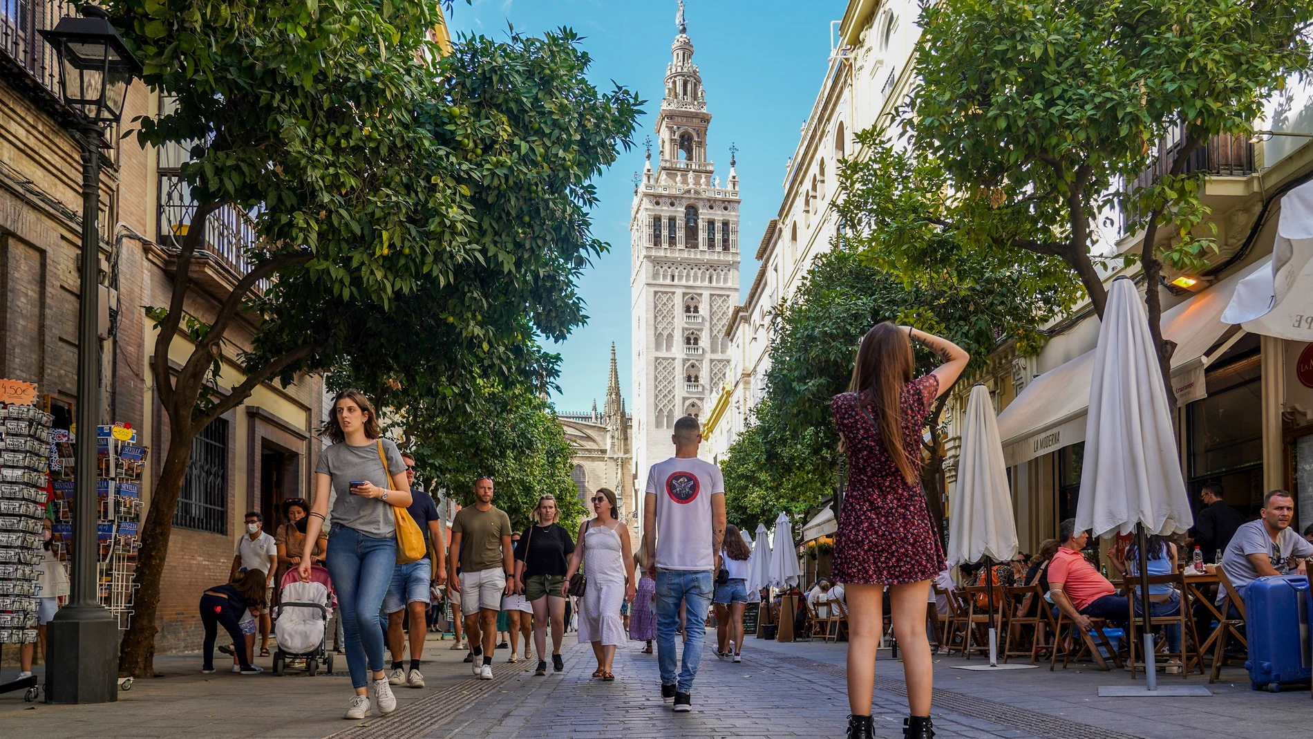 Gran cantidad de turistas por el entorno de la Catedral de Sevilla. Eduardo Briones / Europa Press