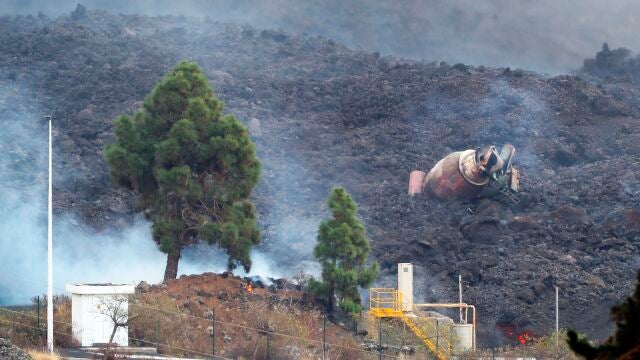Una hormigonera de la cementera del polígono industrial del Callejón de la Gata, en el municipio de El Paso, quedó medio sepultada tras el paso de la colada de lava del volcán de La Palma.